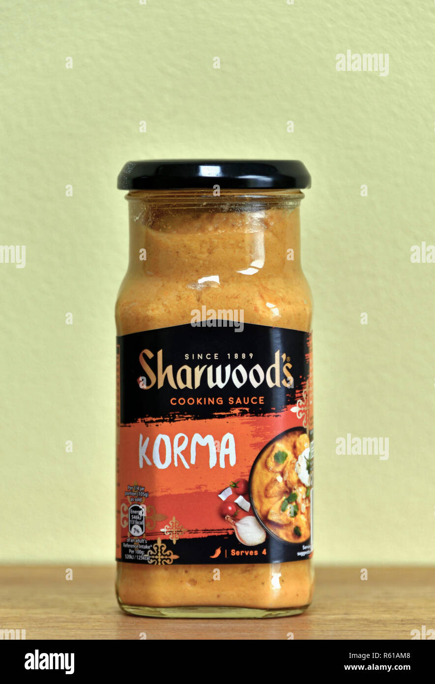 Vasetto di Sharwood la salsa di cottura. Korma. Inghilterra, Regno Unito, Europa. Foto Stock