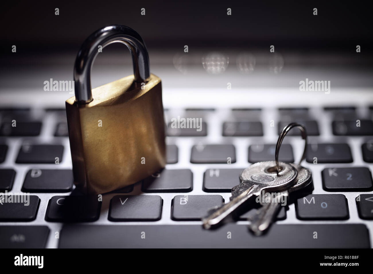 Internet security e protezione della rete concetto, lucchetto e chiave sul computer portatile Foto Stock