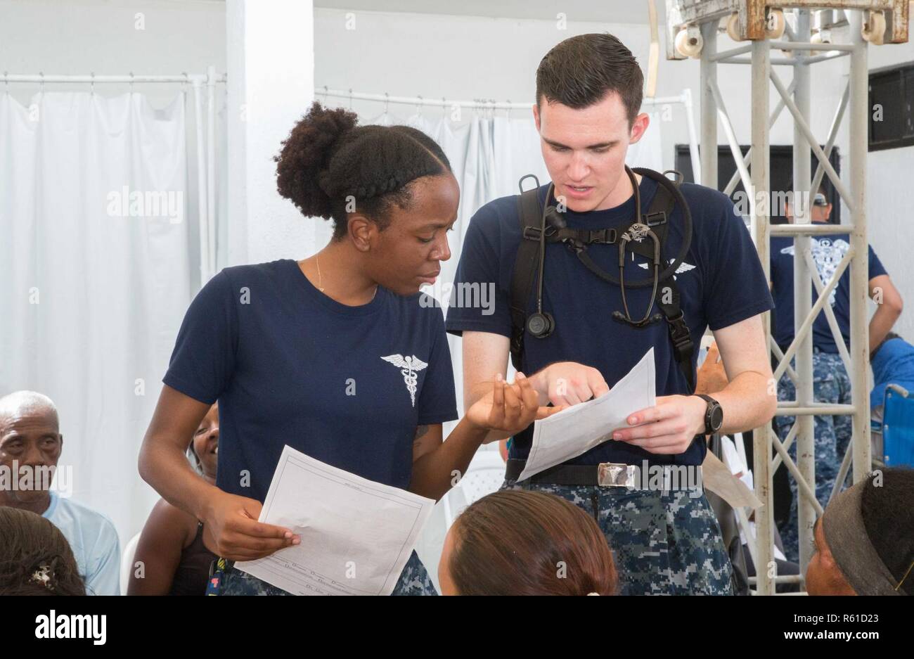 TURBO, Colombia (nov. 20, 2018) - Hospitalman teneva K. Wilkins (sinistra), da Newark, N.J., e Hospitalman Tyler Daigle, da Baton Rouge, Louisiana, esaminare pazienti' documenti cartacei in un terreno a base di sito medico. Il comfort è su un 11-settimana supporto medico in missione in America Centrale e America del Sud come parte degli Stati Uniti Comando Sud il durevole promessa iniziativa. Il lavoro con la salute e i collaboratori del governo in Ecuador, Perù e Colombia e Honduras, imbarcato il team medico sarà in grado di fornire cure a bordo e a terra a base di siti medici, contribuendo ad alleviare la pressione sul National Medical Systems ha causato in parte da un aumento di i Foto Stock