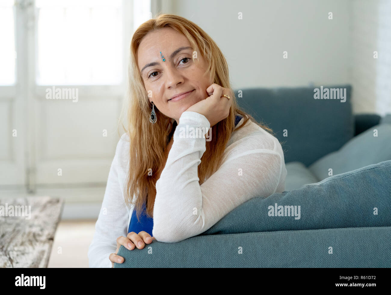 Ritratto di bella donna caucasica con un bindi nel centro della sua fronte sentirsi felice e tranquilla con il suo nuovo sano e lifesty spirituale Foto Stock