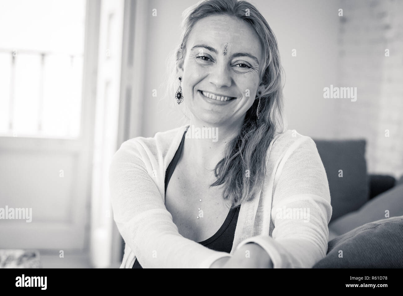 Ritratto di bella donna caucasica con un bindi nel centro della sua fronte sentirsi felice e tranquilla con il suo nuovo sano e lifesty spirituale Foto Stock