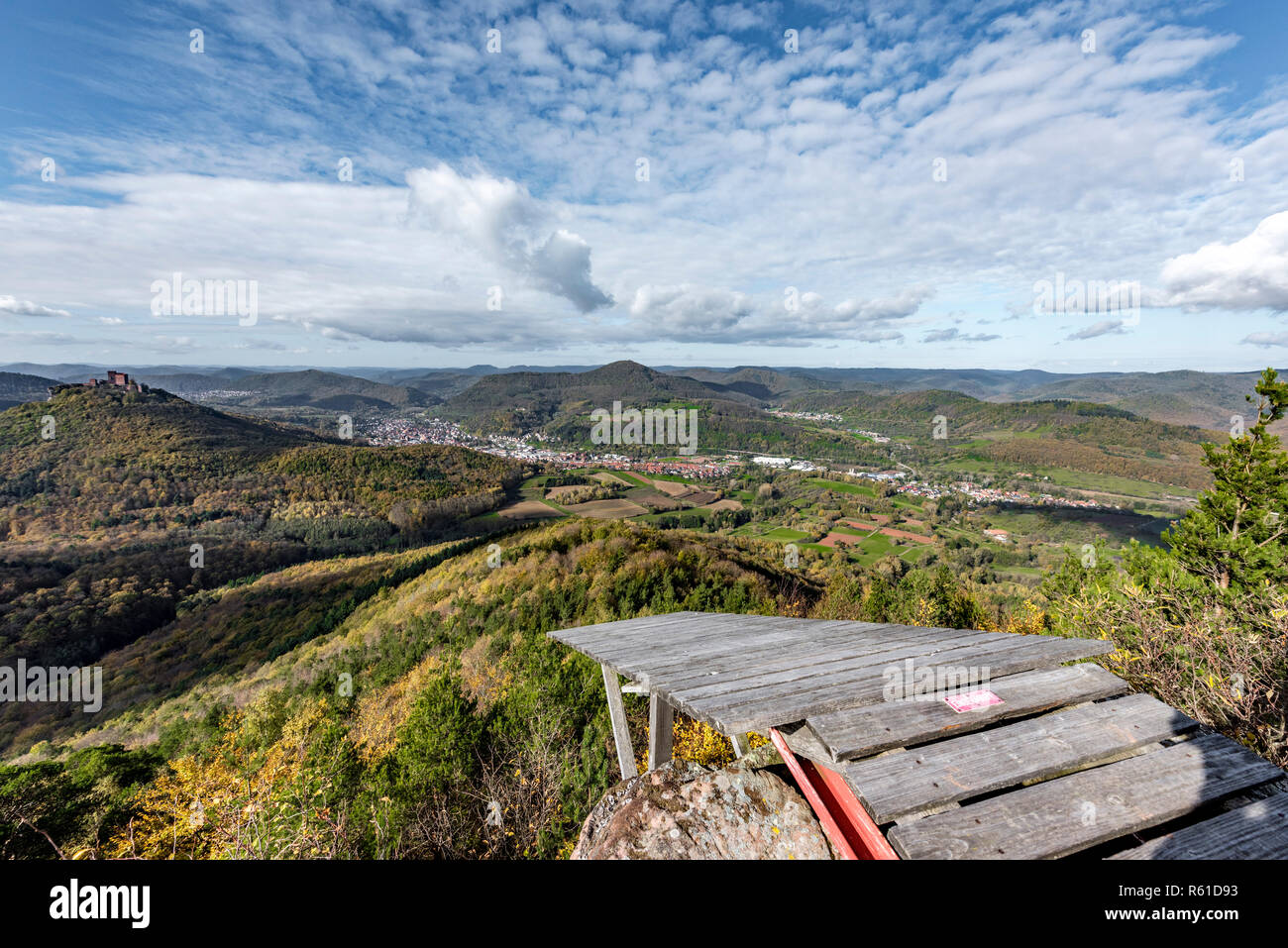 Parapendio lancio del sito su una cima che si affaccia sulla Foresta del Palatinato (Germania) Foto Stock