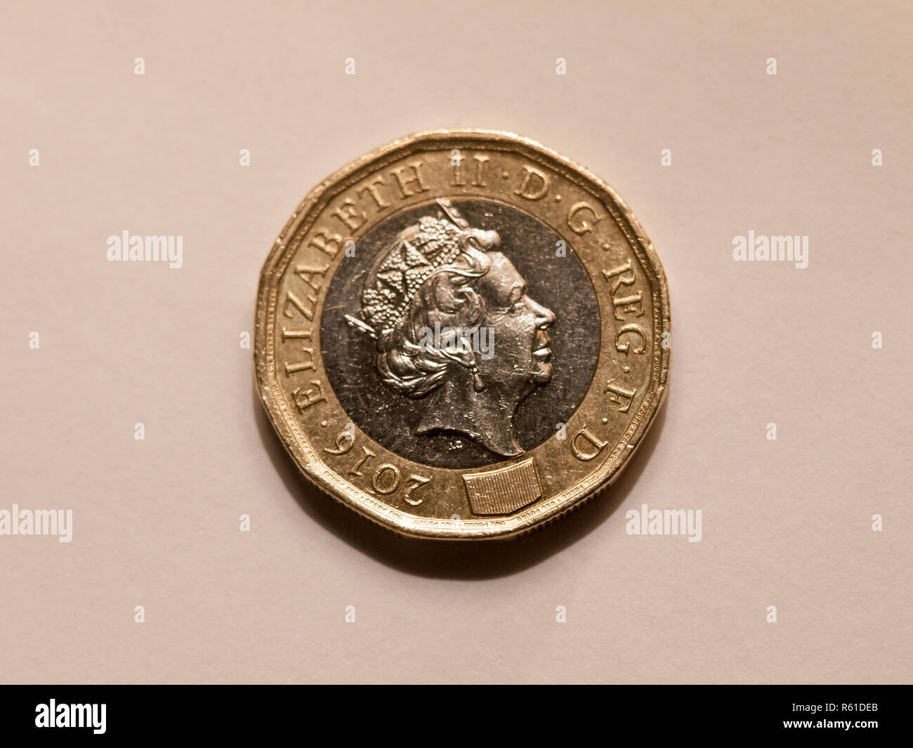Chiudere di nuovo di zecca una sterlina moneta la sterlina britannica testa della regina Foto Stock