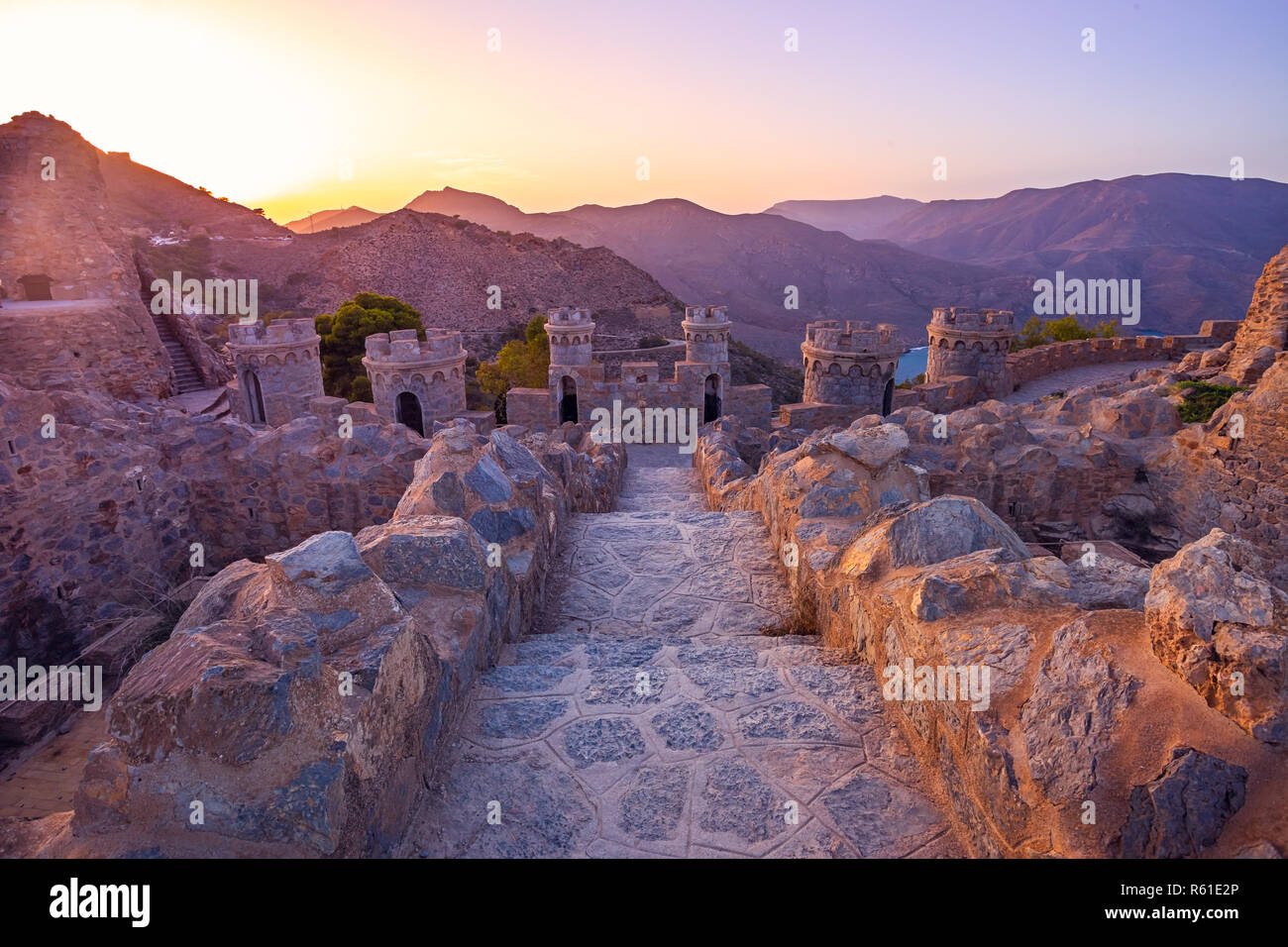 Patrimonio vuoto insolito luogo famoso Castillitos batteria, antico punto di riferimento sulla costa del Mar Mediterraneo, fortificazione, muro fortificato della città di Cartagena, Murcia. Scenario idilliaco e montagne. Spagna Foto Stock