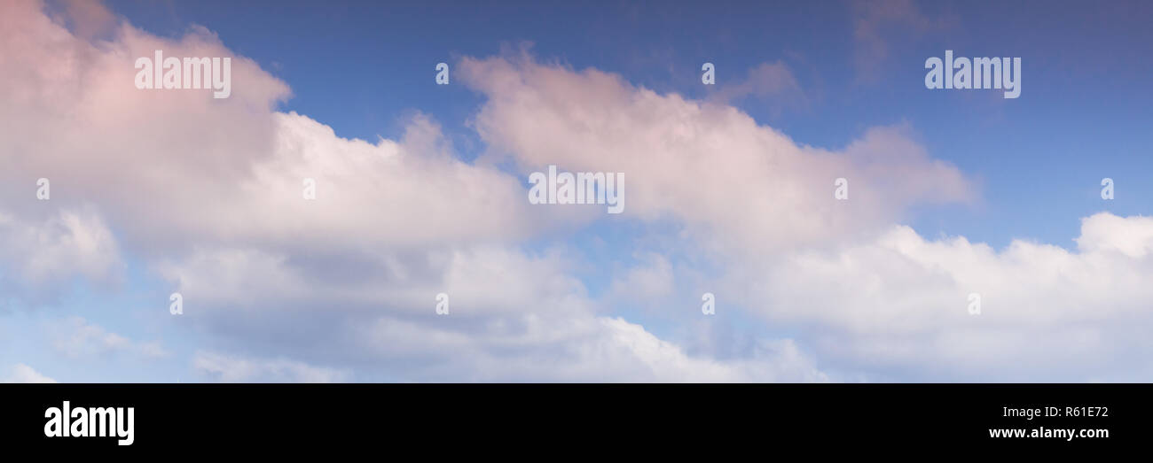 Bianco Rosa palloncini contro il cielo. Giornate di sole e cielo di nuvole  Foto stock - Alamy