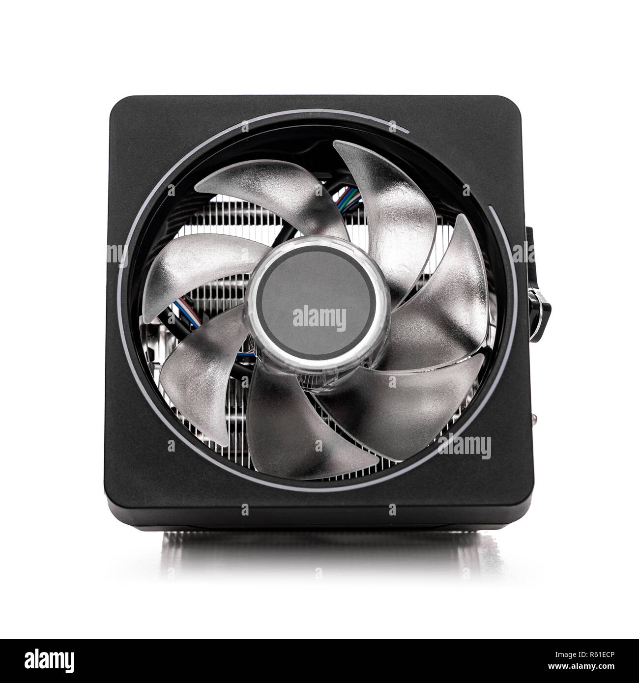Scambiatore di calore della ventola del computer isolato su uno sfondo bianco. Foto Stock