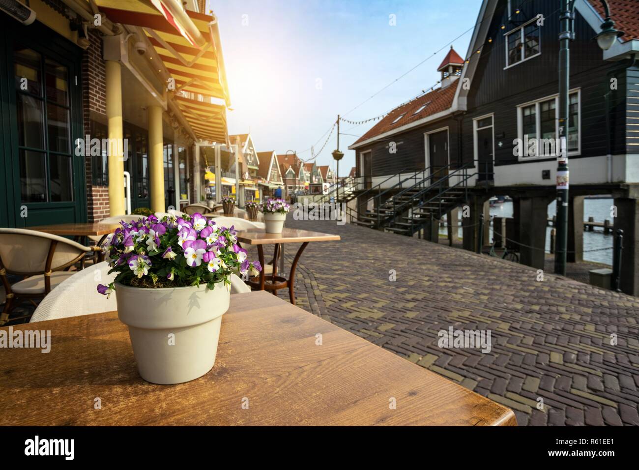 Belle strade nel villaggio di pescatori di Volendam nei Paesi Bassi Foto Stock