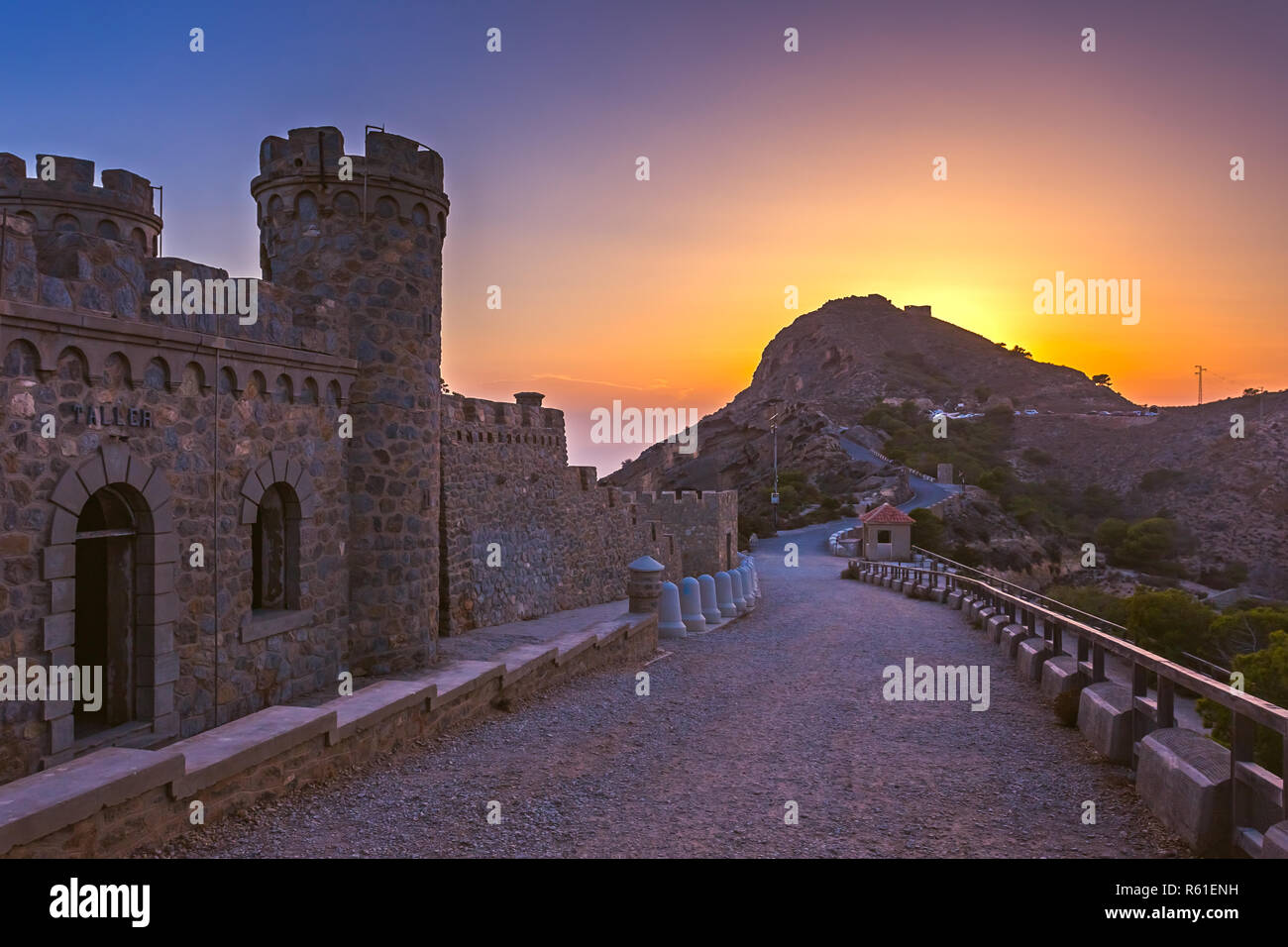 Patrimonio vuoto insolito luogo famoso Castillitos batteria, antico punto di riferimento sulla costa del Mar Mediterraneo, fortificazione, muro fortificato della città di Cartagena, Murcia. Scenario idilliaco e montagne. Spagna Foto Stock