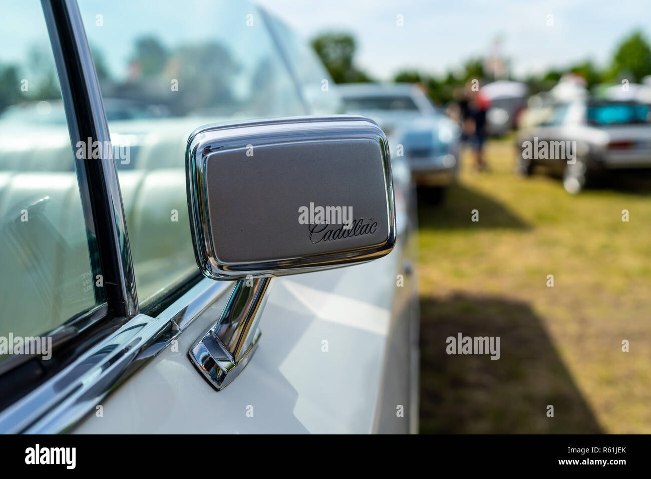 Specchietto retrovisore di un full-size auto di lusso Cadillac de Ville convertibile (terza generazione), 1968. Mostra 'Die Oldtimer Show 2018". Foto Stock