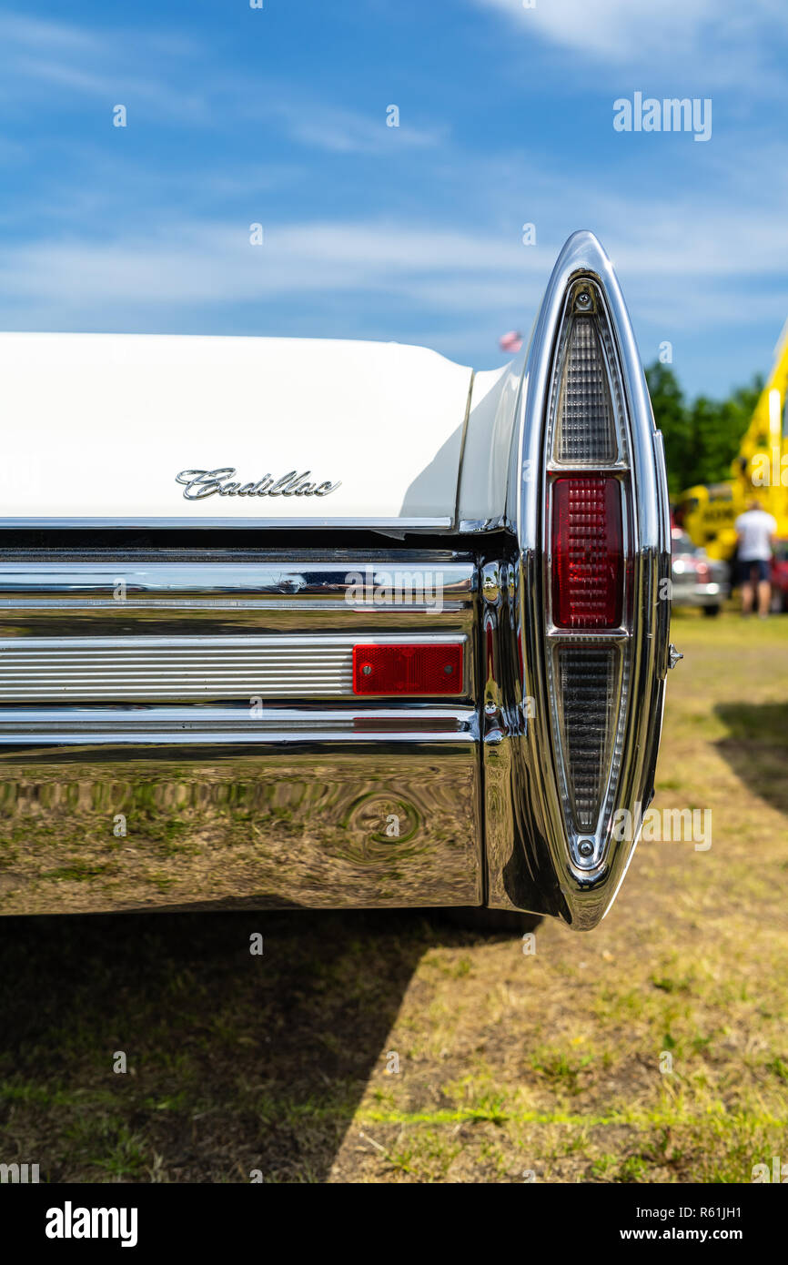 Luci di arresto posteriori di un full-size auto di lusso Cadillac de Ville convertibile (terza generazione), 1968. Mostra 'Die Oldtimer Show 2018". Foto Stock