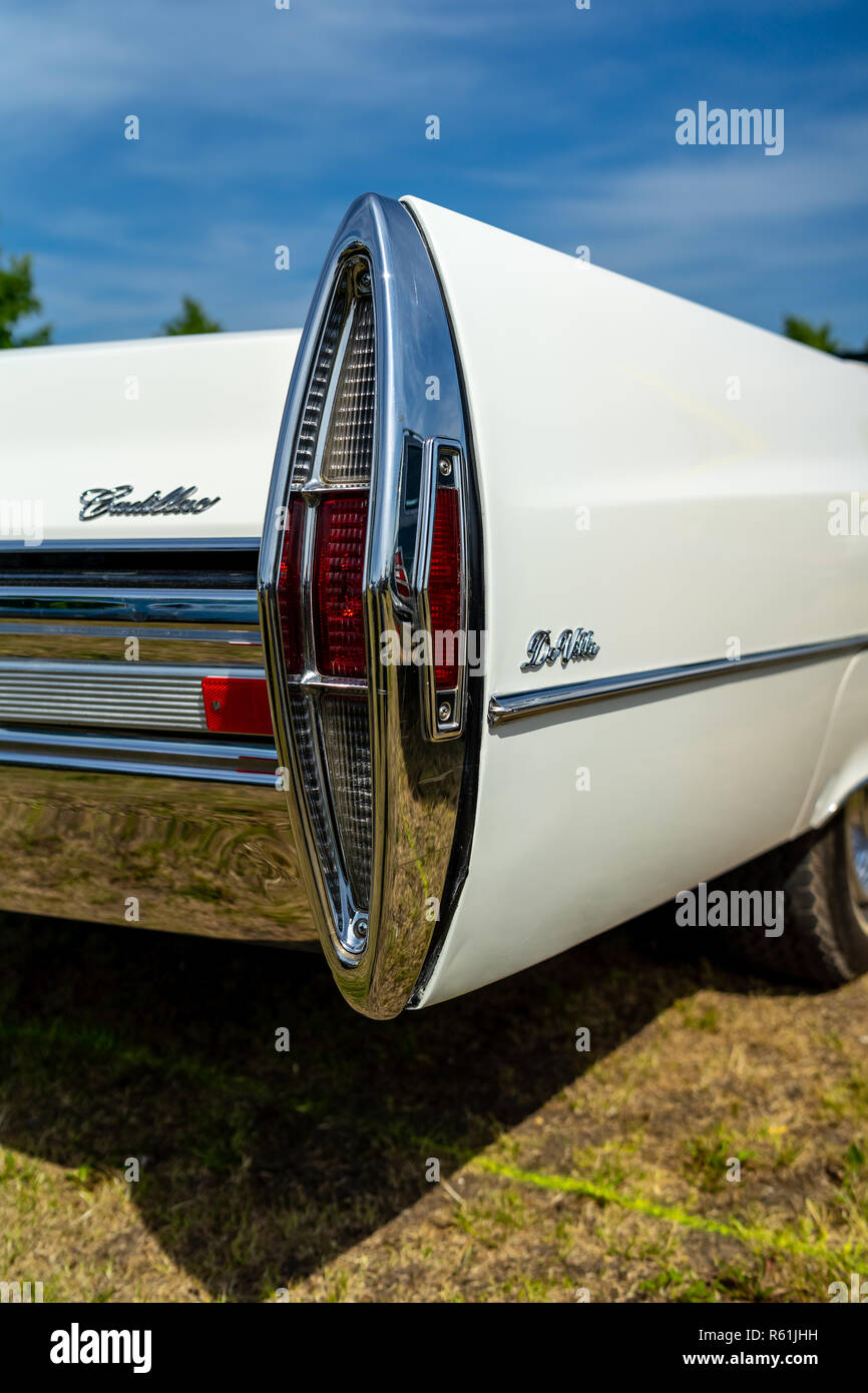 Luci di arresto posteriori di un full-size auto di lusso Cadillac de Ville convertibile (terza generazione), 1968. Mostra 'Die Oldtimer Show 2018". Foto Stock