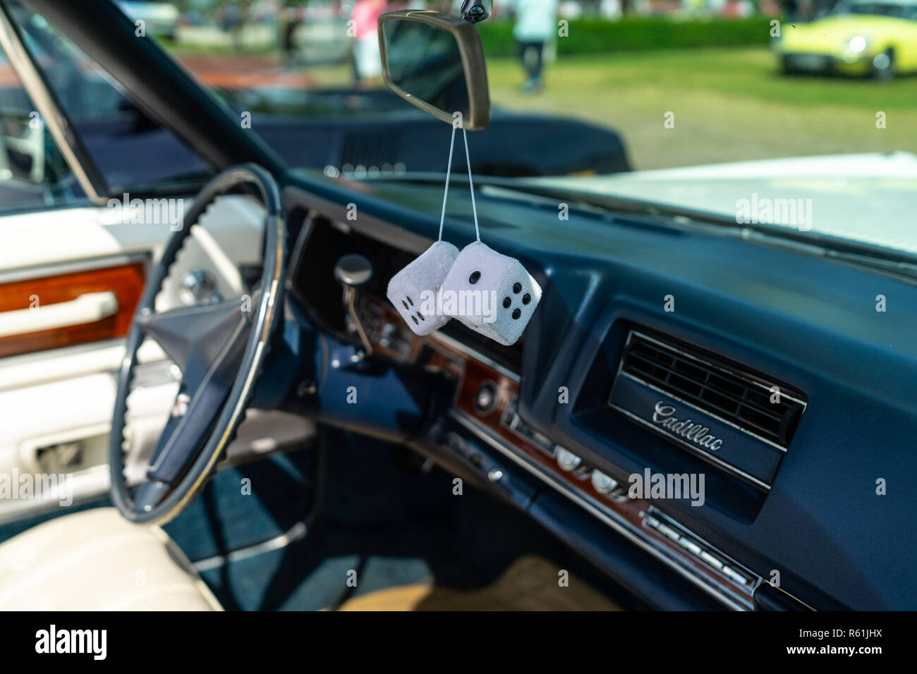 Decorazione nella cabina di un full-size auto di lusso Cadillac de Ville cabrio, 1968. La messa a fuoco in primo piano. Mostra 'Die Oldtimer Show 2018". Foto Stock