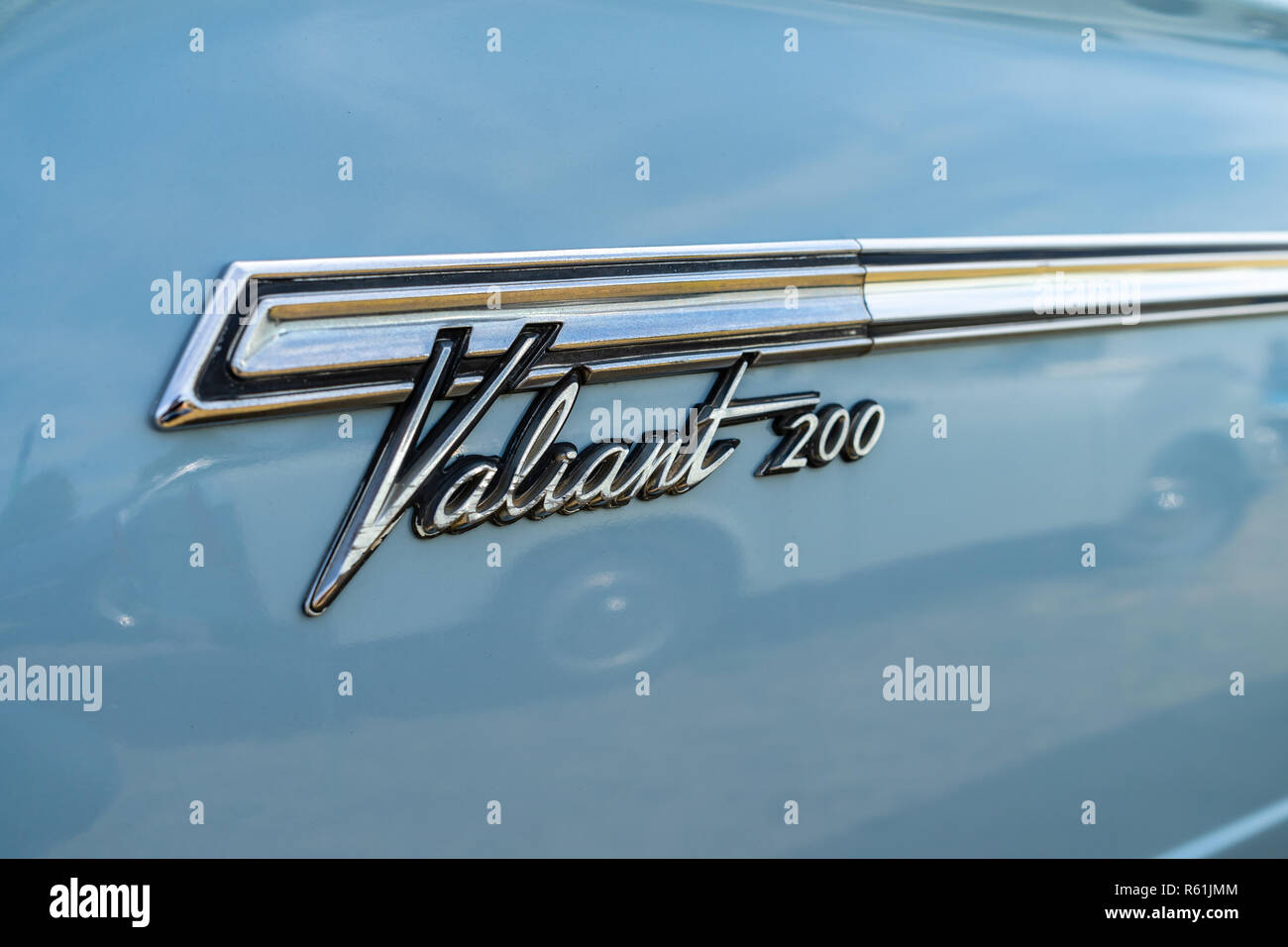 PAAREN IM GLIEN, Germania - 19 Maggio 2018: emblema di una vettura compatta Plymouth Valiant 200, 1966. Mostra 'Die Oldtimer Show 2018". Foto Stock