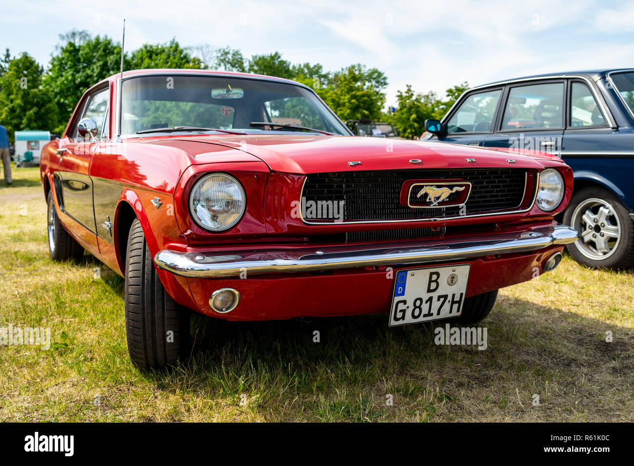 PAAREN IM GLIEN, Germania - 19 Maggio 2018: Muscle car Ford Mustang, 1966. Mostra 'Die Oldtimer Show 2018". Foto Stock