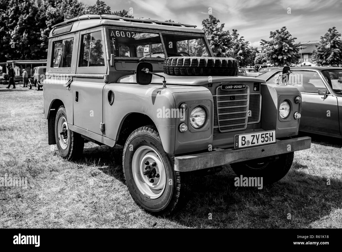 PAAREN IM GLIEN, Germania - 19 Maggio 2018: veicolo fuoristrada Land Rover serie III. In bianco e nero. Mostra 'Die Oldtimer Show 2018". Foto Stock
