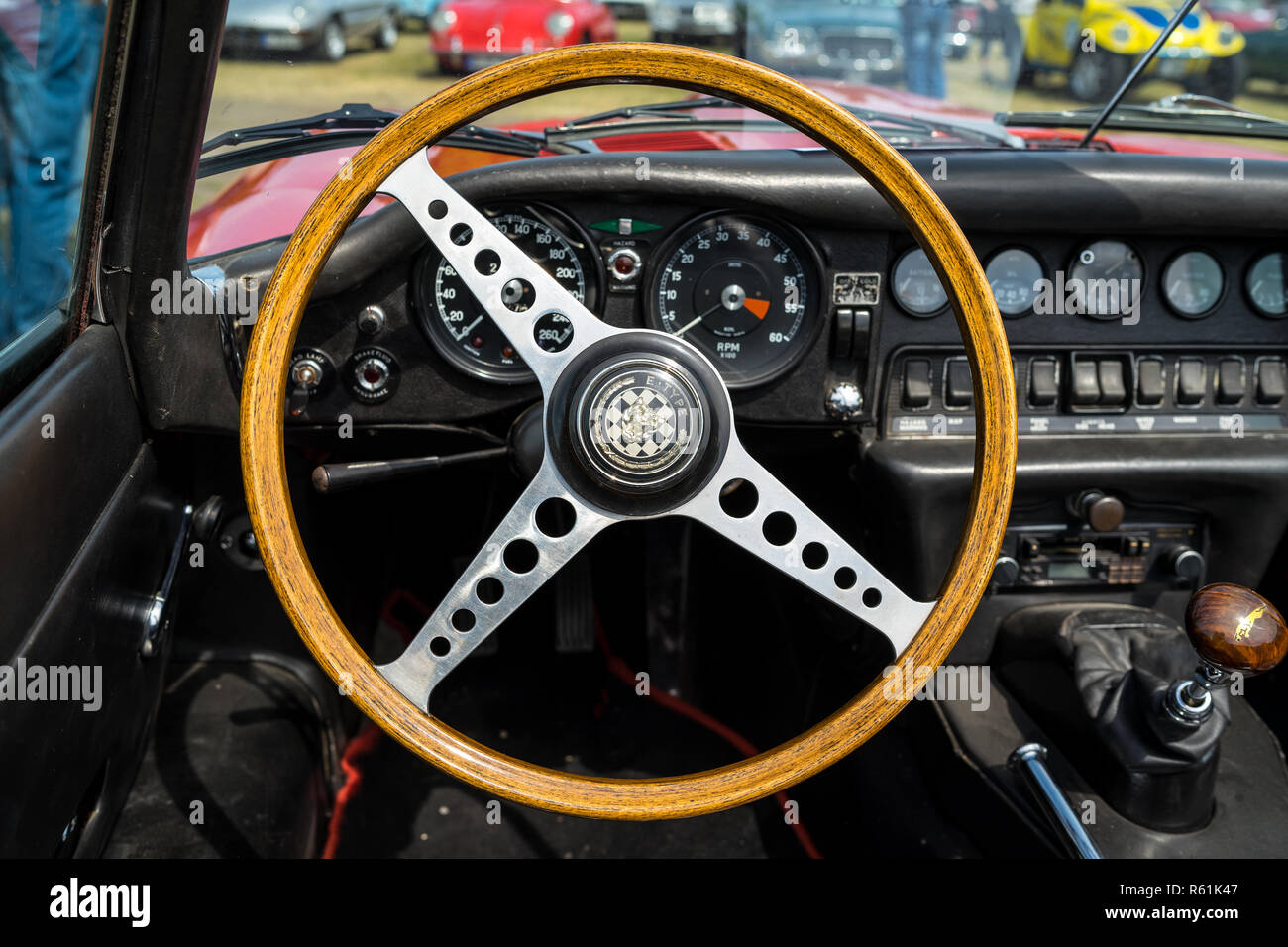 PAAREN IM GLIEN, Germania - 19 Maggio 2018: interni di una vettura sportiva Jaguar E-Type Serie I, 1968. Mostra 'Die Oldtimer Show 2018". Foto Stock