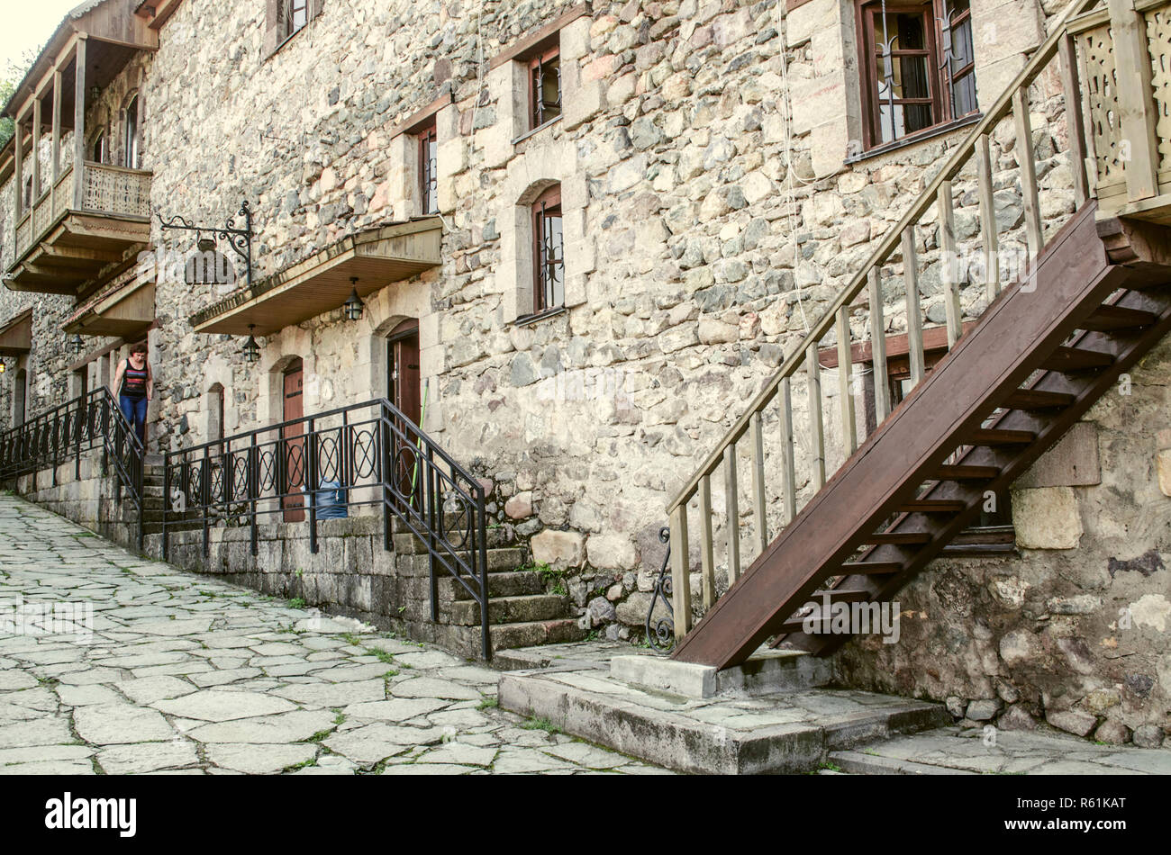 Dilijan,Armenia,agosto 24,2018:case con pareti di pietra grezza, ferro battuto griglie decorativi,balconi in legno nel Museo Tufenkian Old Dilijan Foto Stock