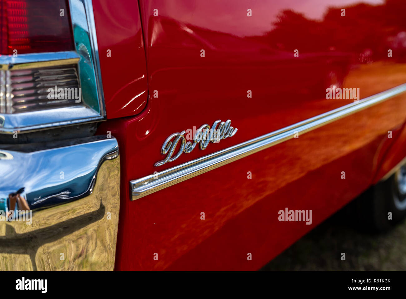 PAAREN IM GLIEN, Germania - 19 Maggio 2018: frammento di full-size auto di lusso Cadillac de Ville convertibile (terza generazione), 1970. Die Oldtimer Sho Foto Stock
