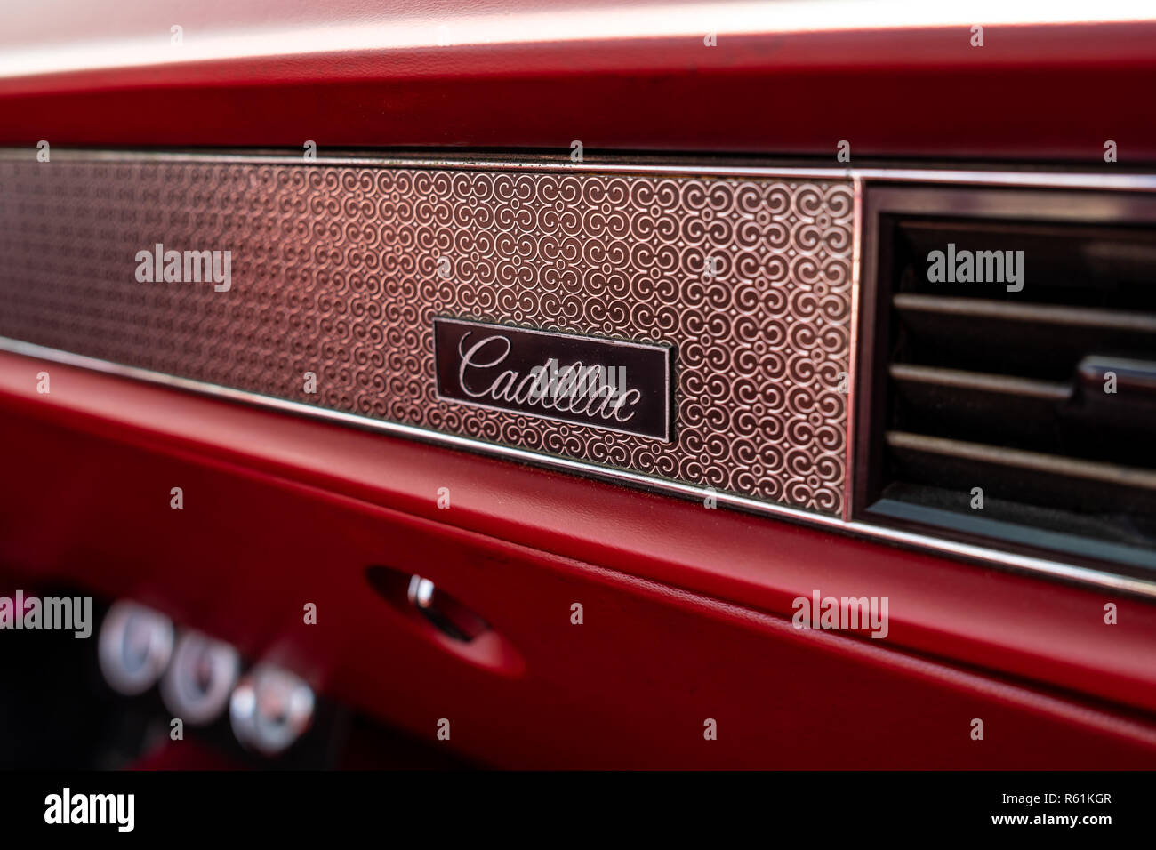 Emblema del full-size auto di lusso Cadillac de Ville convertibile (terza generazione), 1970. Die Oldtimer Show 2018. Foto Stock