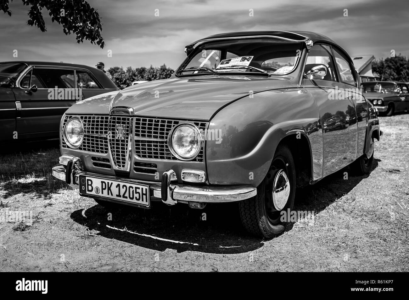 PAAREN IM GLIEN, Germania - 19 Maggio 2018: vettura compatta Saab 96 V4, 1967. In bianco e nero. Die Oldtimer Show 2018. Foto Stock