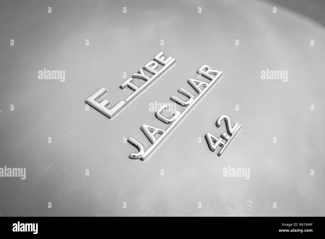 PAAREN IM GLIEN, Germania - 19 Maggio 2018: emblema di una vettura sportiva Jaguar E-Type Serie I, 1968. In bianco e nero. Die Oldtimer Show 2018. Foto Stock