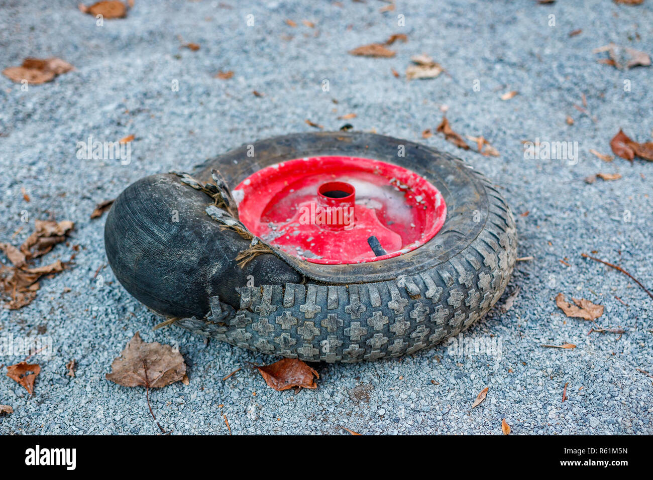 Una ruota danneggiata da una costruzione carrello e la rottura di un  pneumatico da un ernia gonfio su un pneumatico si trova sul lato sporco  della strada Foto stock - Alamy