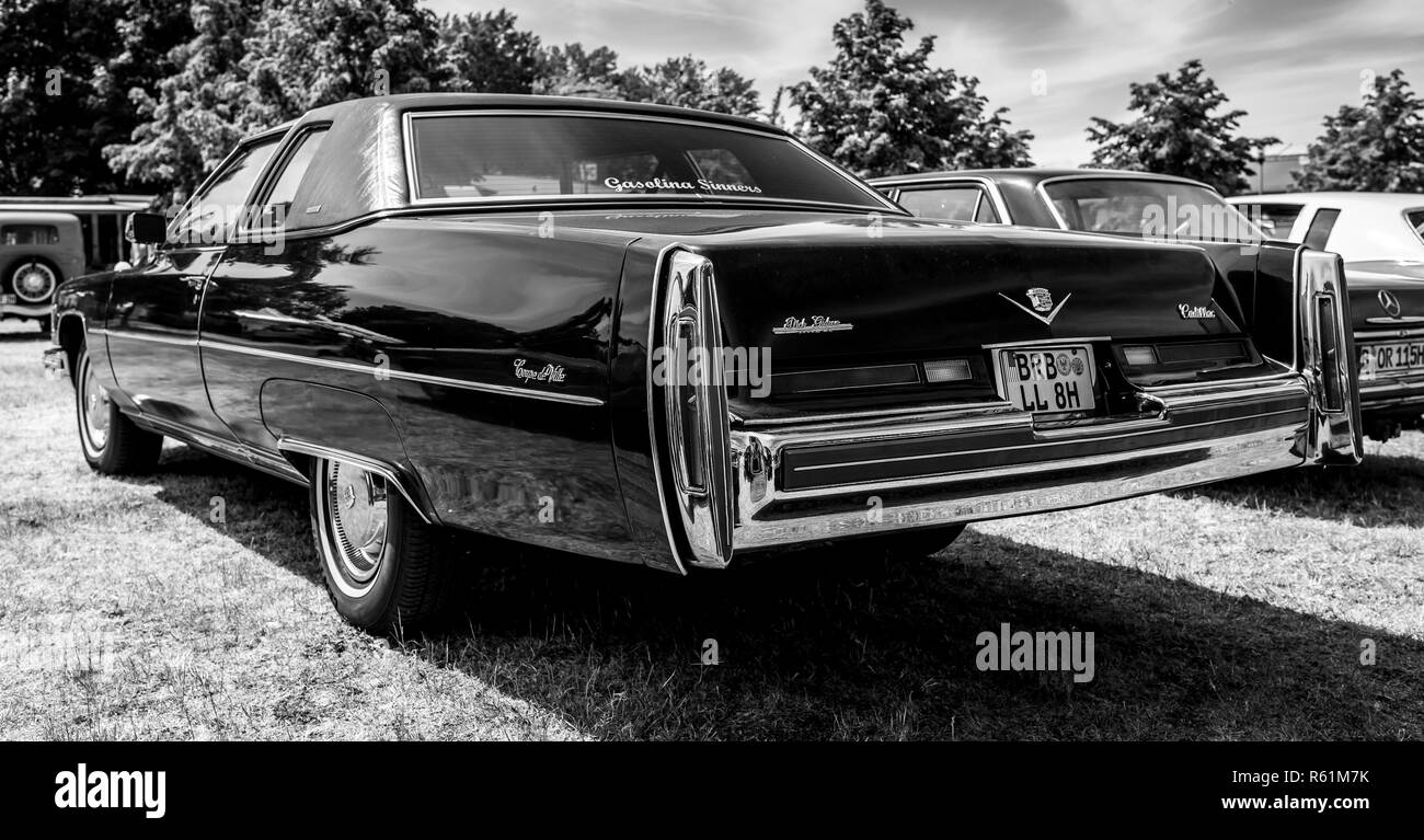 Full-size auto di lusso Cadillac Coupe de Ville (quarta generazione), 1974. Vista posteriore. In bianco e nero. Die Oldtimer Show 2018. Foto Stock