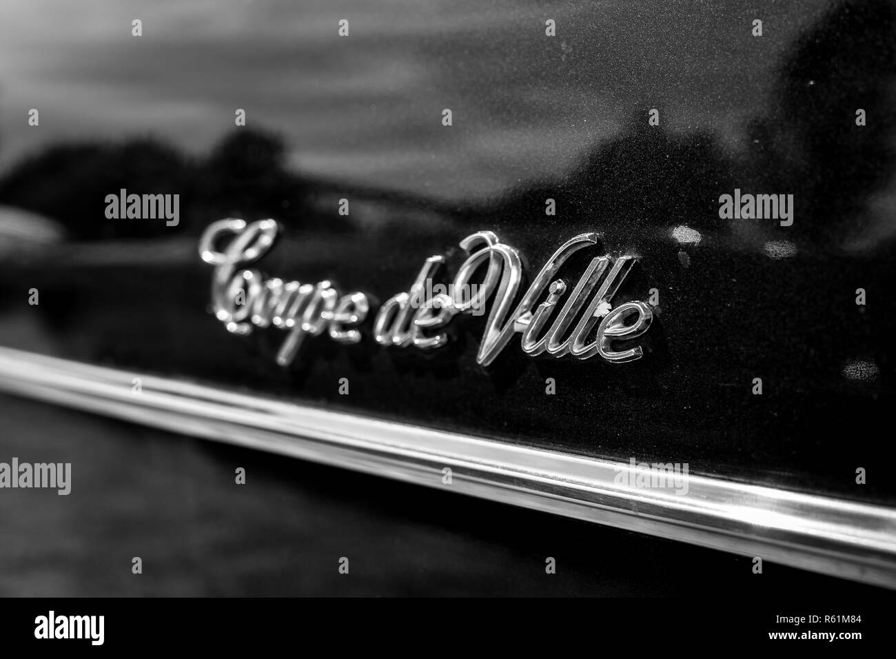 Frammento del full-size auto di lusso Cadillac Coupe de Ville (quarta generazione), 1974. In bianco e nero. Die Oldtimer Show 2018. Foto Stock