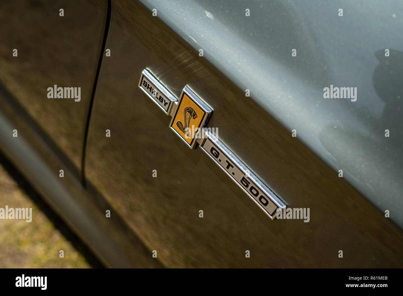 PAAREN IM GLIEN, Germania - 19 Maggio 2018: emblema di un pony auto Shelby Cobra GT500, (versione ad alte prestazioni della Ford Mustang). Die Oldtimer visualizza 20 Foto Stock