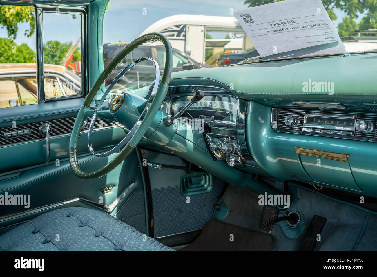 PAAREN IM GLIEN, Germania - 19 Maggio 2018: interni di un full-size auto di lusso Cadillac Serie 62 Coupe de Ville, 1955. Die Oldtimer Show 2018. Foto Stock