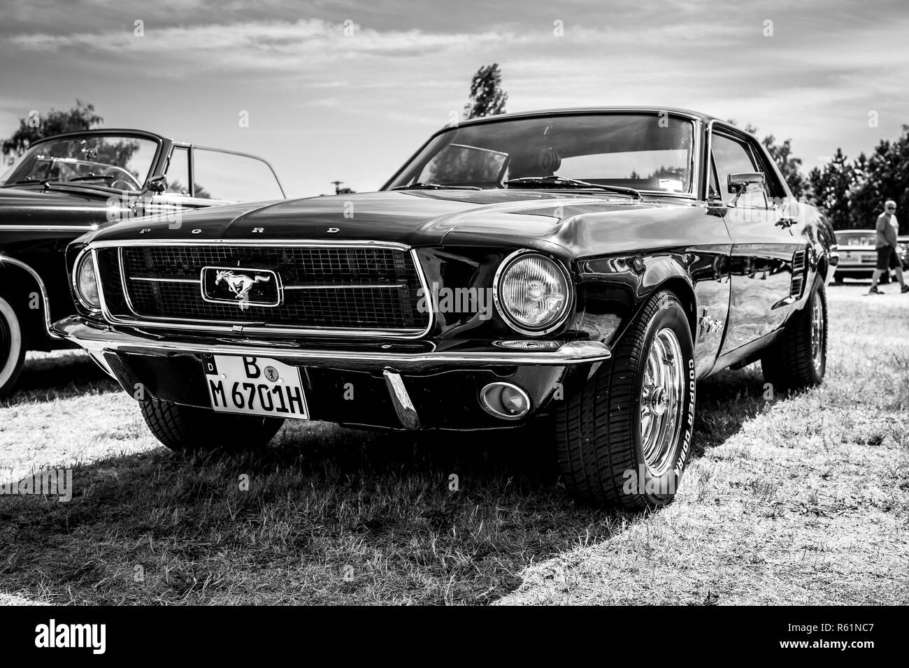 PAAREN IM GLIEN, Germania - 19 Maggio 2018: iconico americano auto Ford Mustang (prima generazione). In bianco e nero. Die Oldtimer Show 2018. Foto Stock