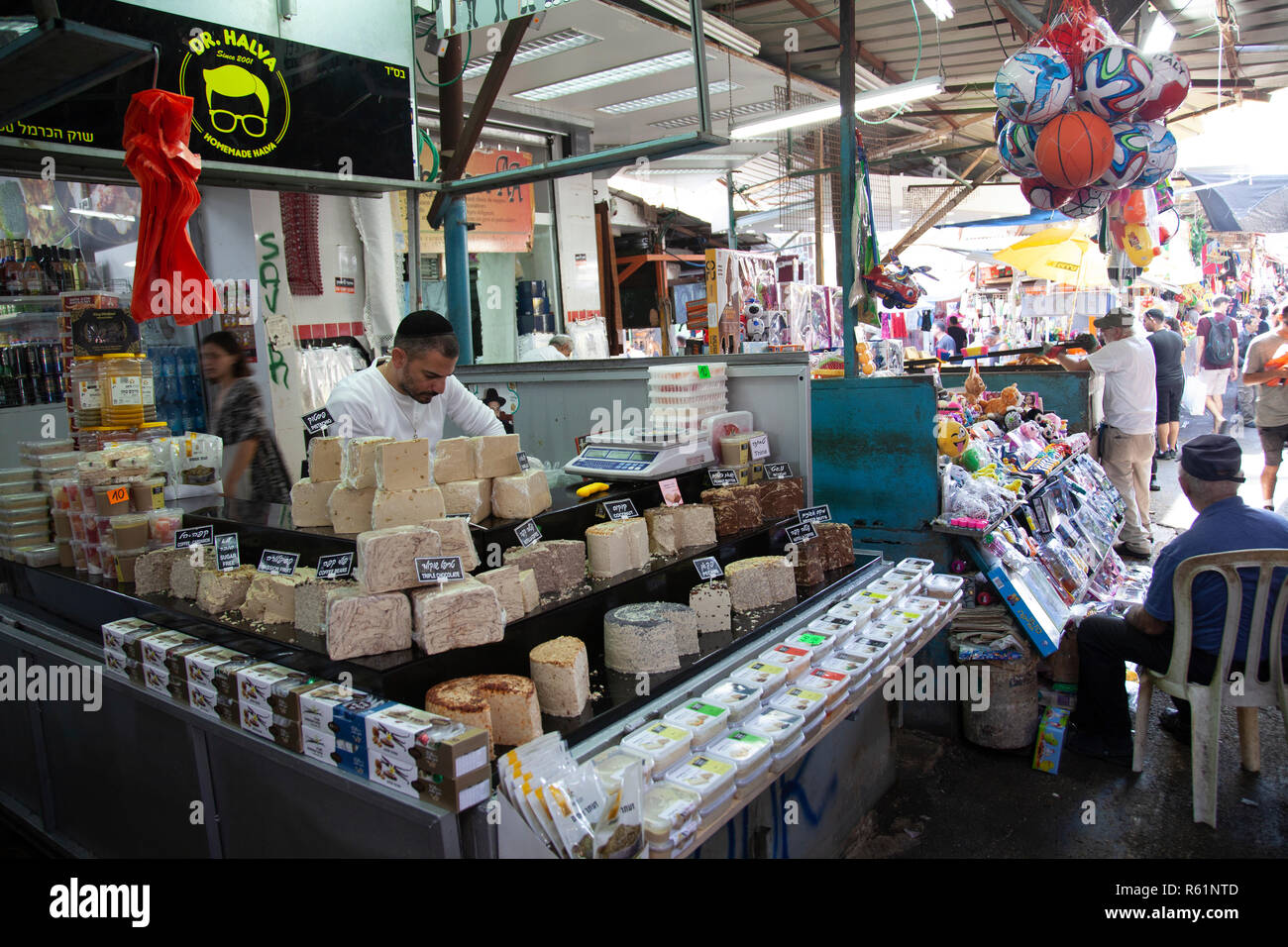 Stallo Halva al mercato Carmel di Tel Aviv, Israele Foto Stock