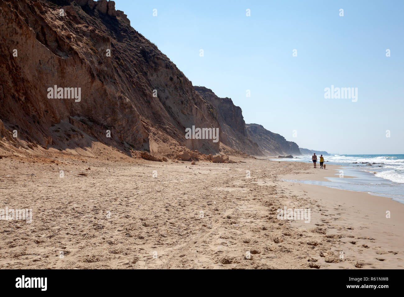 Giovane camminando su Sharon National Park Beach - Tel Aviv, Israele Foto Stock