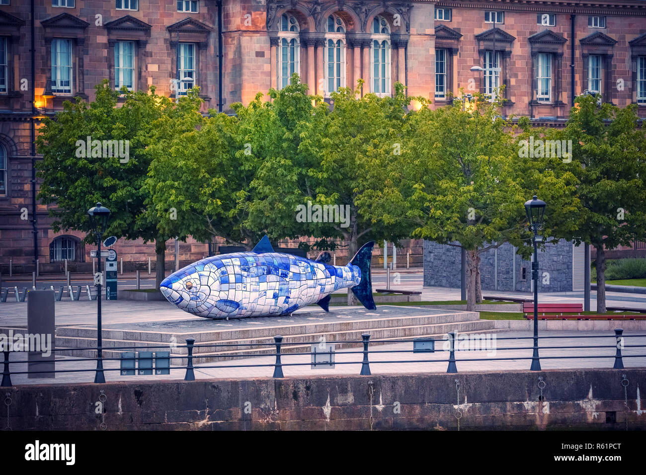La grande scultura di pesce a Belfast, Irlanda del Nord, Regno Unito Foto Stock
