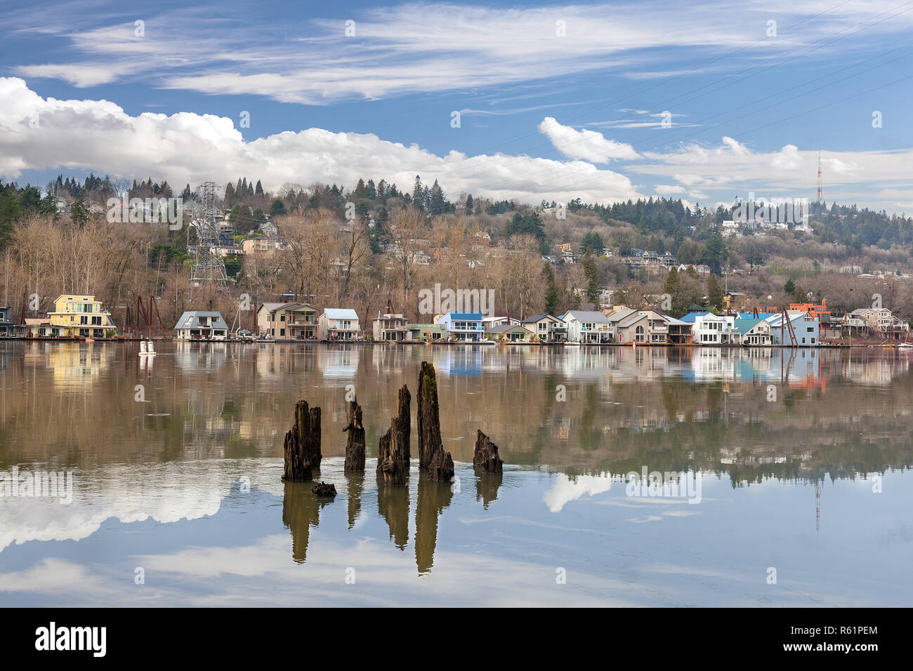 Le case galleggianti lungo il fiume Willamette Foto Stock