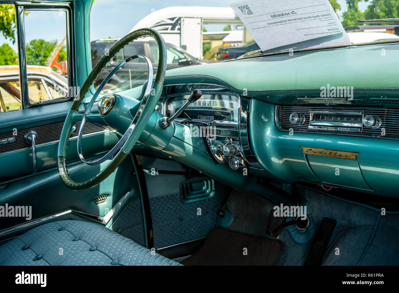 PAAREN IM GLIEN, Germania - 19 Maggio 2018: interni di un full-size auto di lusso Cadillac Serie 62 Coupe de Ville, 1955. Die Oldtimer Show 2018. Foto Stock