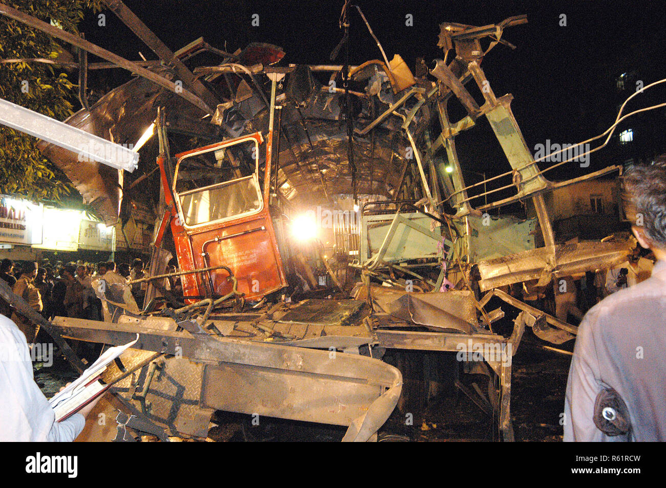 Bomba sul Bus più vicino Ghatkopar telefono scambio veicolo Auto e Moto gravemente danneggiato, Mumbai, Maharashtra, India. Foto Stock