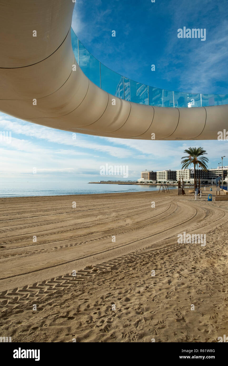 El Postiguet beach playa con moderni pedonale ponte bianco, Alicante,Costa Blanca,Spagna, Europa Foto Stock