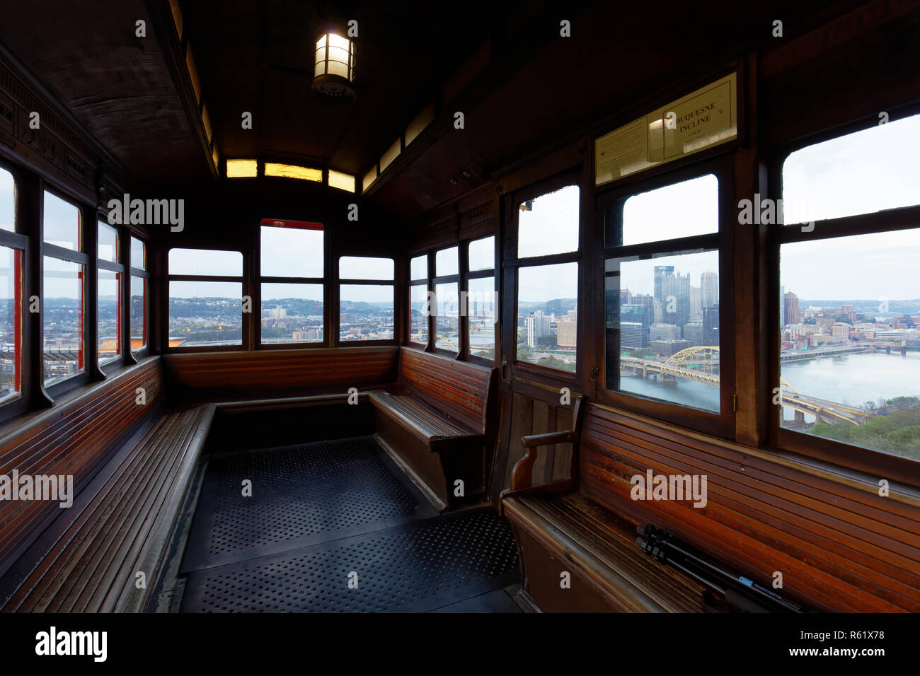 Cabina in legno di Duequesne Incline con vista su Pittsburgh, Pennsylvania, Stati Uniti Foto Stock