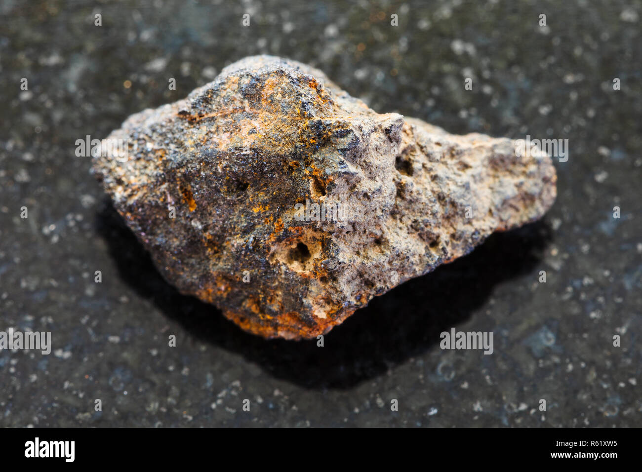 Materie Psilomelane (minerale di manganese) pietra sul buio Foto Stock