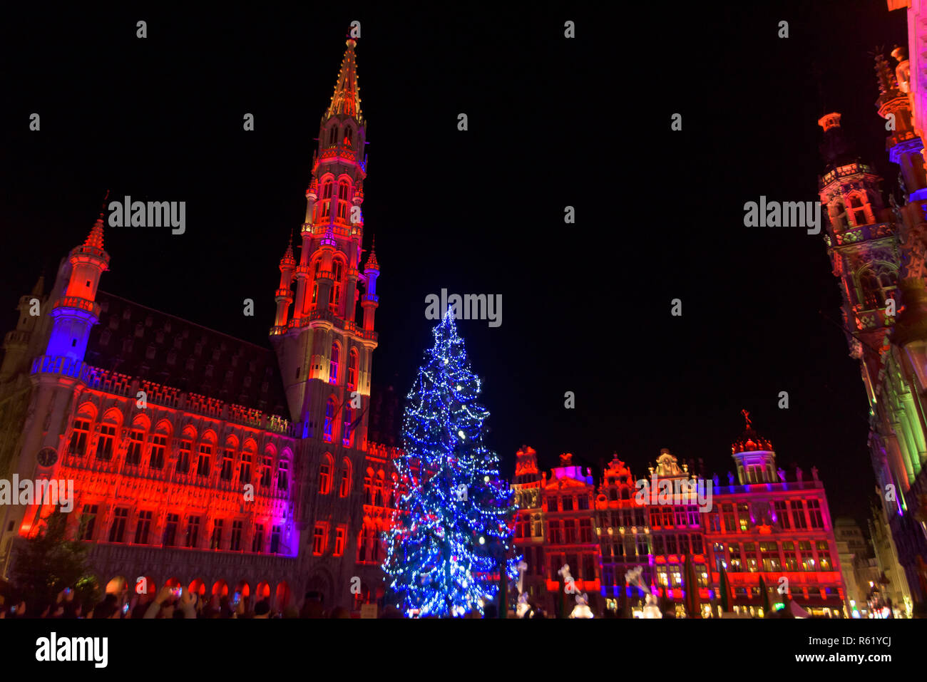 2018 Light show del Mercatino di Natale a City Hall, Grand-Place, Bruxelles, Belgio Foto Stock