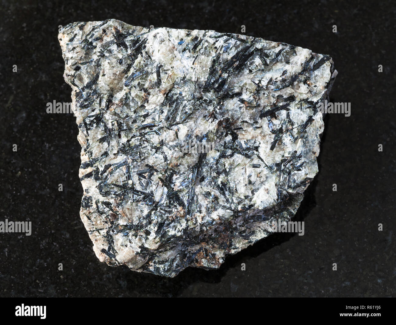 Lujavrite ruvida pietra su sfondo scuro Foto Stock