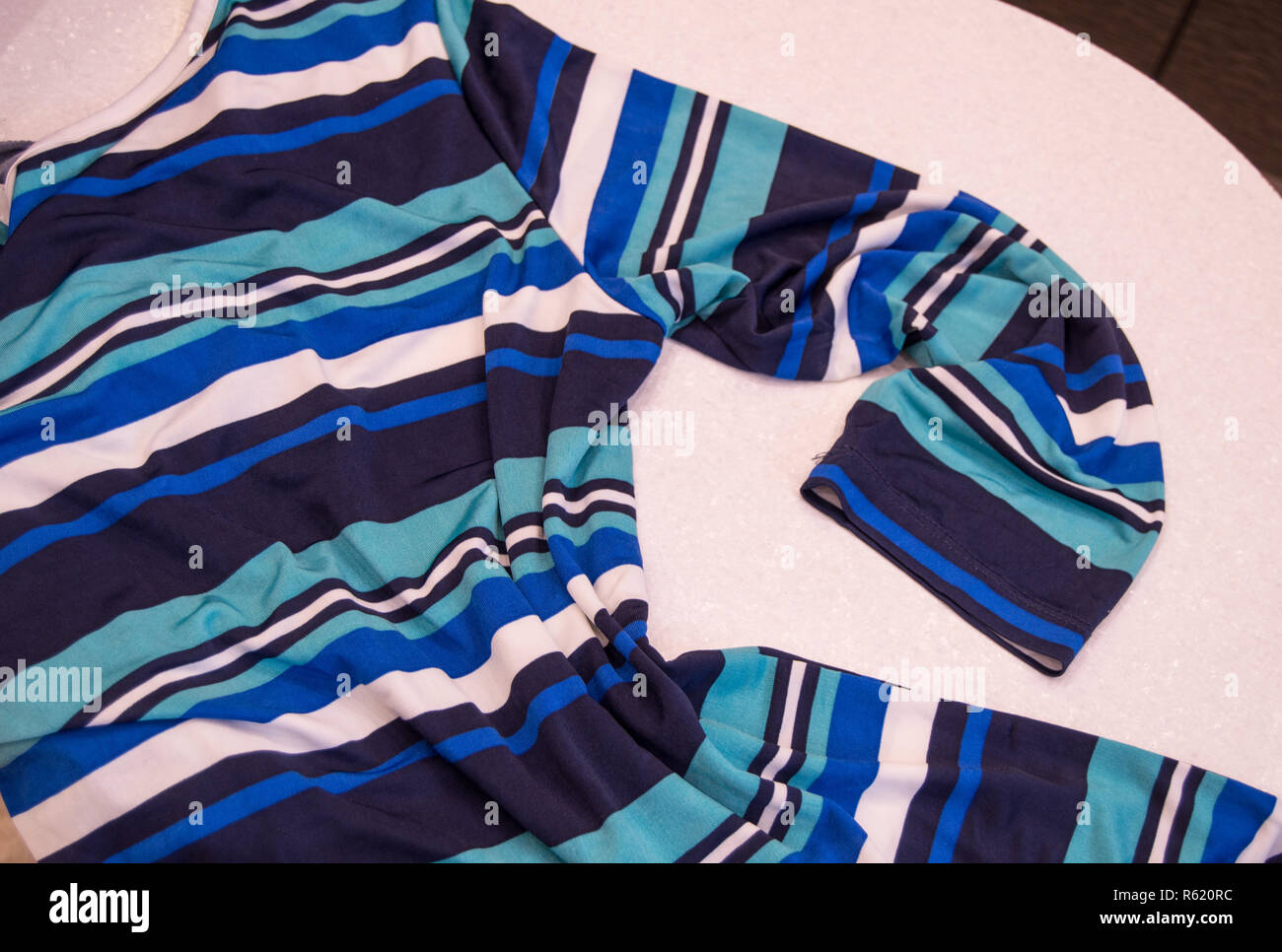 Bella blu moda donna Blusa stripe trend di moda stile nautico Foto Stock