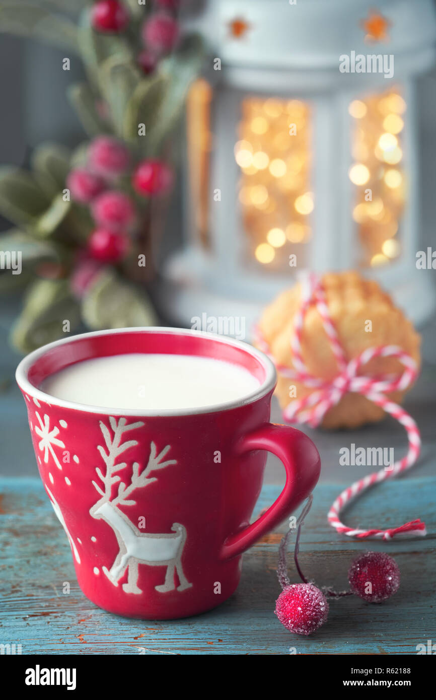 Tazze Di Natale.Primo Piano Su Rosso Tazza Di Latte Con Natale Design Cervi Cookie Luci Di Natale A Lanterna E Decorazioni Di Frutti Di Bosco Foto Stock Alamy