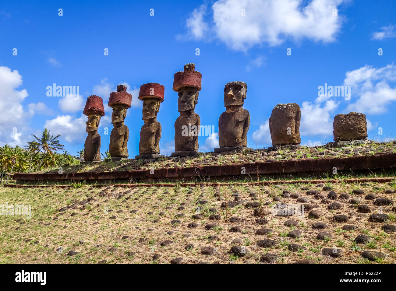 Moais statue sito ahu Nao Nao sulla spiaggia di Anakena, isola di pasqua Foto Stock