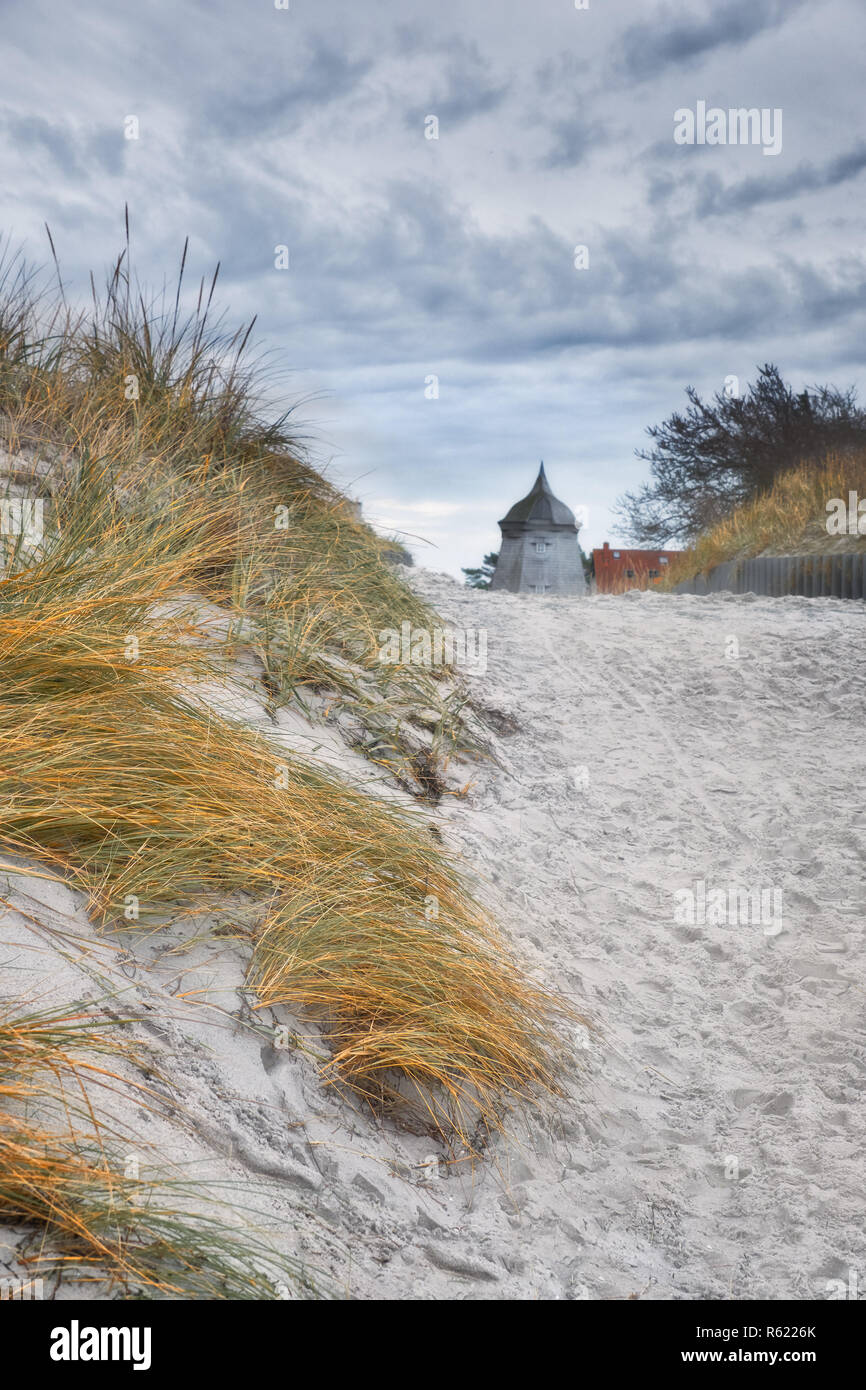 Vecchio mulino a vento nel villaggio Vitte sull isola di Hiddensee, al largo della costa baltica della Germania settentrionale Foto Stock