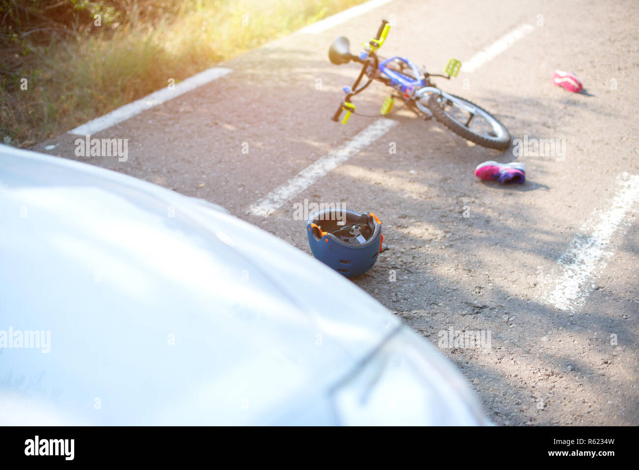 Incidente di auto con un capretto bike Foto Stock