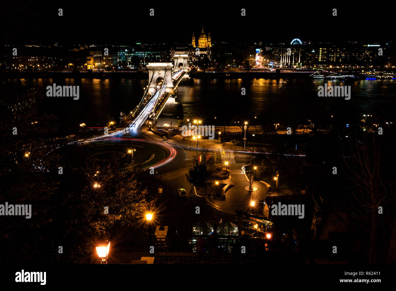 Il panorama di Budapest di notte con catena ponte sul Danubio e la chiesa di Santo Stefano Basilica di torre in background Foto Stock