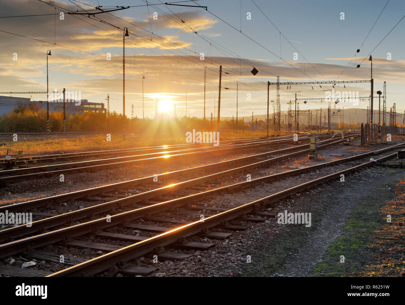 Dalla stazione ferroviaria, linee ferroviarie al tramonto Foto Stock