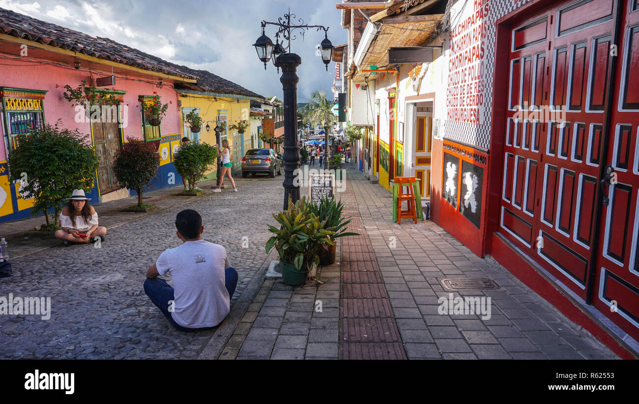 Colorate case coloniali nelle strade di Guatape, Medellin, Colombia, Sud America Foto Stock